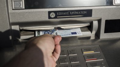 Гърция въвежда пълна забрана за плащане в брой за транзакции над €500 от 2024 г.