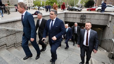 Депутатите пристигат за първото заседания на новия парламент (СНИМКИ)