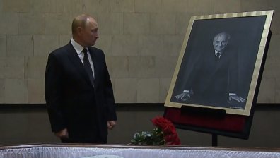 С букет алени рози Путин си взе сбогом с Михаил Горбачов (+ВИДЕО)