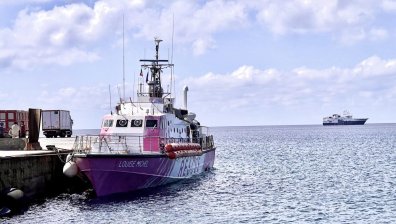 Италия задържа финансиран от Банкси кораб, помагащ на мигранти в нужда
