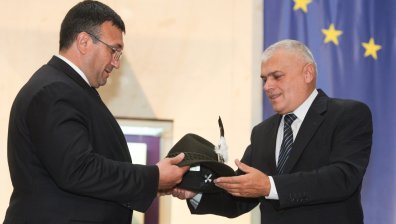Маринов пое щафетата от Радев, двамата си размениха подаръци