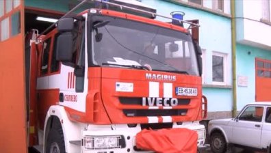 Пожар изпепели 10 коли в бояджийски цех 