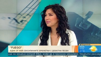 Сексапилна брюнетка с първи хит