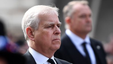 Нова буря в кралското семейство? Обвиненият в изнасилване принц Андрю издава мемоари