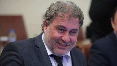 Боил Банов е глобен за тютюнопушене в кабинета си