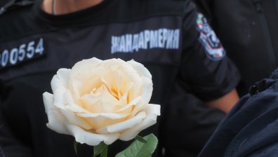 ДПС подари рози без бодли на полицайките, които пазят сараите на Ахмед Доган (СНИМКИ)