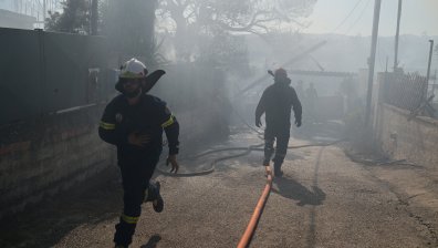 Пожарите в Гърция стигнаха и до български туристи, евакуираха ги с лодки