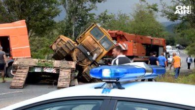 Булдозер падна от влекач и блокира пътя Кърджали-Смолян