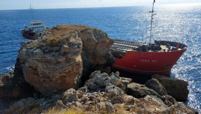 Корабът може да се пречупи при изтеглянето, екипажът отказва евакуация