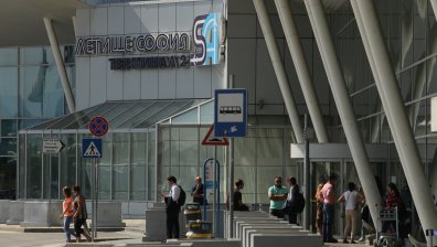 Полицията проверява сигнал за бомба на борда на самолет на летище "София"