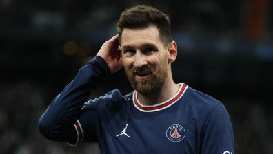 Меси е изпята песен, записа куп негативни рекорди