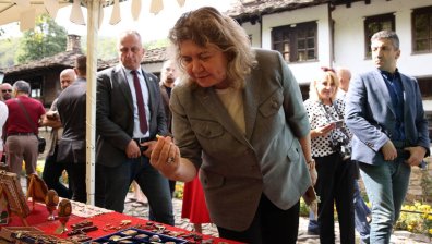 Наталия Киселова в "Етъра" край Габрово: Само единни можем да постигнем националните цели