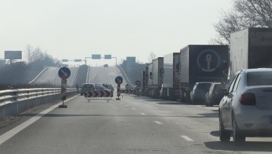 Ограничава се движението в посока София на камионите над 12 т   