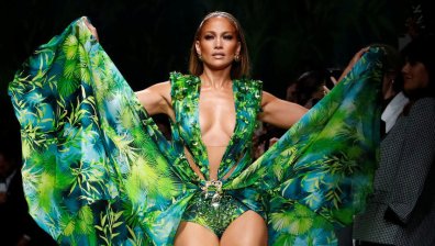 Джей Ло предизвика фурор на модния подиум в Милано