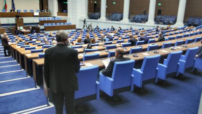 Депутатите решиха: Доброволна казарма и часове за защита на родината в училище