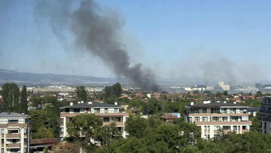 Голям пожар гори близо до летището в София