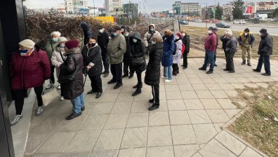 Извиха се опашки от недоволни от преизчислените пенсии възрастни хора