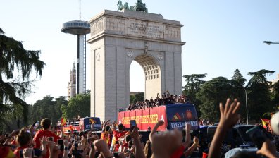 Шампионският парад на Испания след историческото Световно първенство в СНИМКИ