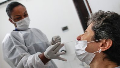 Ковид-19 се завърна във Великобритания, имунизират хората над 65 години