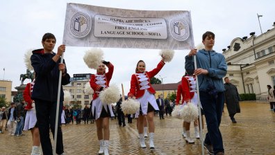 Лошото време в София не спря малки и големи да отбележат празничния 24 май (ВИДЕО)