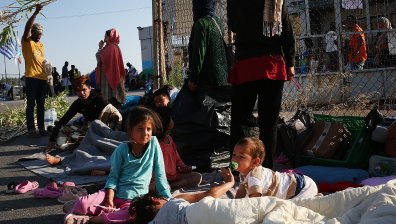 Хиляди бедстват на Лесбос, търсят подслон в канавки и гробища