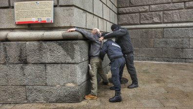 Протест под прозорците на властта, арестуваха мъж (+СНИМКИ)