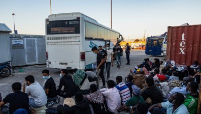 Гърция ще следи нелегалните мигранти електронно