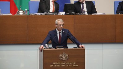 Атаки, критики и обиди: Така Денков стана министър-председател в оставка