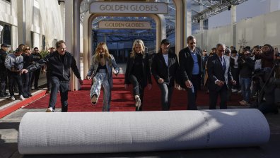 Раздават статуетките "Златен глобус" тази нощ