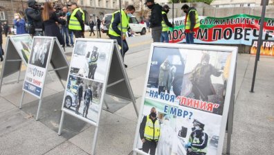 Полицаите опънаха палатков лагер пред НС с искане за увеличение на заплатите
