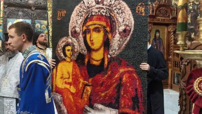 В Троянския манастир осветиха най-голямата тъкана икона на Св. Богородица Троеручица (+ВИДЕО)