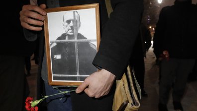 Полицаи влачат хора по земята: Над 100 арестувани на протести в Русия (+ВИДЕО)
