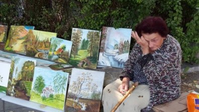 Историята на 92- годишната баба Костандинка и сергията й до светофара