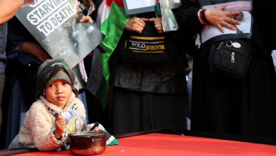 Израел прекъсва боевете в Газа за доставки на храна