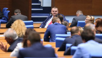 Първото заседание на 51-ия парламент продължава рекордните 18 дни