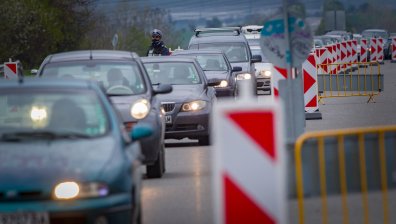 Опашка от автомобили се извива на пътя за връх "Шипка"