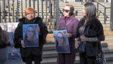 Почернени родители няма да допуснат депутатите в парламента