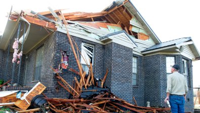 Поне 40 загинали и огромни щети след природните стихии в САЩ