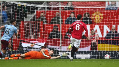 "Манчестър Юнайтед" удари "Астън Вила" в люта битка за Топ 4