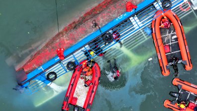 Най-малко 10 жертви след преобръщане на лодки в Китай (+СНИМКИ)