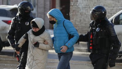 Десетки арестувани застъпници на Навални пред съда в Москва