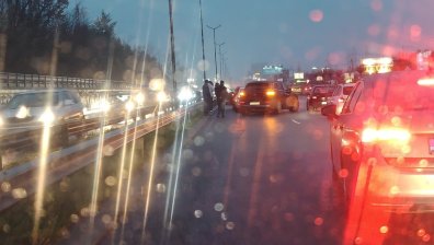 В лошото време в София: Верижна катастрофа на Околовръстното, трамвай блъсна кола (ВИДЕО)