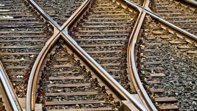 Два влака се сблъскаха на гара Повеляново, има пострадали