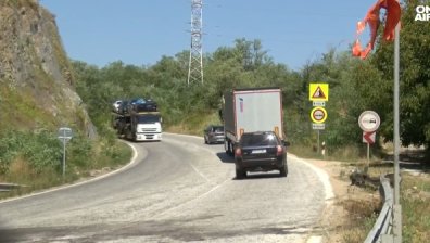 "Ще надупчим пътя с кангото": Гневни жители от Въглевци протестират заради опасен път