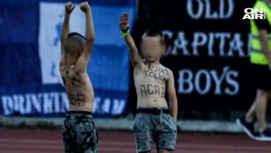 Откриха родителите на децата, изрисувани със свастики