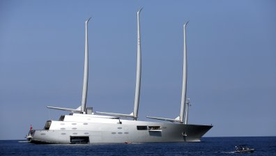 Италия блокира най-голямата ветроходна яхта в света на руския магнат Мелниченко