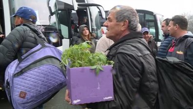 Скандал в Кърджали: Стотици изселници блокирани на автогарата