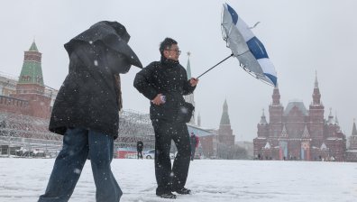 Априлска буря донесе рекорден снеговалеж в Москва (СНИМКИ)