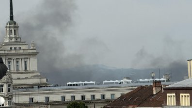 Пожар в София - димът се вижда от няколко квартала