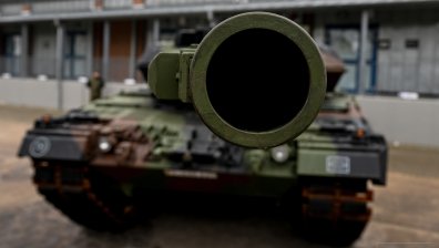 Германия си даде "Леопард"-ите на Украйна, сега търси стари танкове от Швейцария